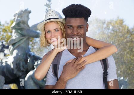 couple mixte amoureux s'embrassant à l'extérieur Banque D'Images