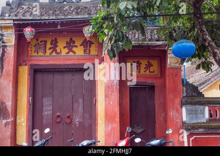 Gros plan des portes du temple chinois dans la vieille ville, Hoi an, Vietnam Banque D'Images
