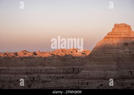 Les ombres se jettent au-dessus de la Vallée des Hoodoos dans les Badlands Banque D'Images