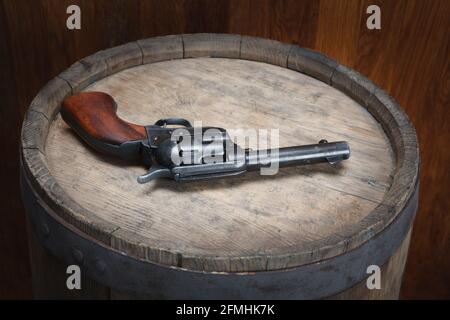 Ancien revolver ouest 45 cal sur baril en bois vintge Banque D'Images