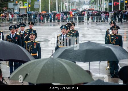 Tambov, Russie. 09e mai 2021. Le groupe militaire se produit pendant la parade de la victoire. La parade du jour de la victoire à Tambov (Russie) a eu lieu sans spectateurs et sans anciens combattants de la Seconde Guerre mondiale (Grande Guerre patriotique) en raison de la pandémie du coronavirus. Crédit : SOPA Images Limited/Alamy Live News Banque D'Images