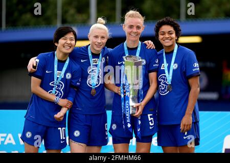 `l-r; `Ji SO-Yun de Chelsea, Bethany England, Sophie Gingle et Jess carter de Chelsea tiennent le trophyse de Super League de FA pour les femmes lors du match de Super League de FA pour les femmes à Kingsmeadow, Londres. Date de la photo: Dimanche 9 mai 2021. Banque D'Images