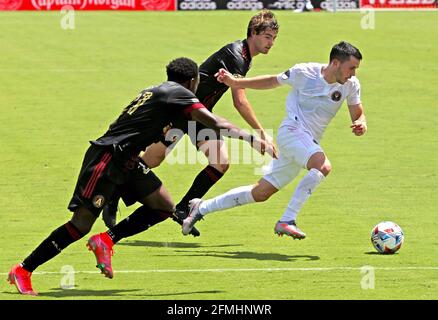 Miami, États-Unis. 09e mai 2021. Lewi Morgan d'Inter Miami (7) se prépare à marquer au second semestre comme George Bello d'Atlanta United (21) et Emerson Hyndman (20) défendent au DRV Pink Stadium de fort Lauderdale, en Floride, le dimanche 9 mai 2021. (Photo de Charles Trainor Jr./Miami Herald/TNS/Sipa USA) crédit: SIPA USA/Alay Live News Banque D'Images