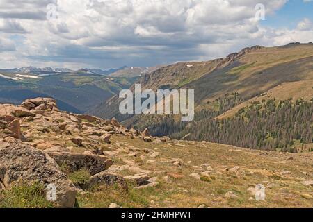 Tempête de l'après-midi au-dessus des hautes montagnes dans les Rocheuses Parc national de Mountain dans le Colorado Banque D'Images