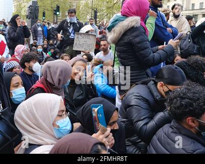 Les manifestants s'assoient et bloquent Whitehall lors d'une manifestation contre Expulsions planifiées et forcées de familles palestiniennes à Jérusalem Banque D'Images