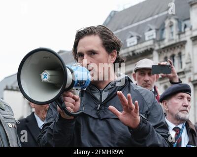 L'ancien ministre de la Défense, le député Johnny Mercer, adresse une foule lors d'un événement organisé par un groupe de motards Rolling Thunder pour soutenir les anciens combattants britanniques. Banque D'Images