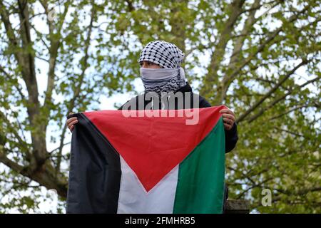 Un manifestant tient un drapeau palestinien lors d'une protestation contre l'expulsion prévue de familles à Sheikh Jerrah, Jérusalem pour des colons israéliens. Banque D'Images