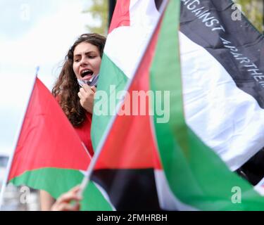 Une jeune femme proteste à l'occasion d'une manifestation contre les expulsions prévues de familles palestiniennes à Jérusalem, ce qui a entraîné une montée des tensions. Banque D'Images