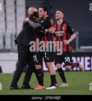 Turin, Italie. 9 mai 2021. Brahim Diaz (2e L) d'AC Milan célèbre son but avec l'entraîneur-chef Stefano Pioli (1er L) et ses coéquipiers lors d'un match de football de Serie A entre le FC Juventus et l'AC Milan à Turin, Italie, le 9 mai 2021. Credit: Federico Tardito/Xinhua/Alamy Live News Banque D'Images