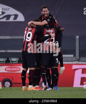 Turin, Italie. 9 mai 2021. Les joueurs de l'AC Milan célèbrent lors d'un match de football entre le FC Juventus et l'AC Milan à Turin, Italie, le 9 mai 2021. Credit: Federico Tardito/Xinhua/Alamy Live News Banque D'Images