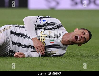 Turin, Italie. 9 mai 2021. Cristiano Ronaldo du FC Juventus réagit lors d'un match de football de série ENTRE le FC Juventus et l'AC Milan à Turin, en Italie, le 9 mai 2021. Credit: Federico Tardito/Xinhua/Alamy Live News Banque D'Images