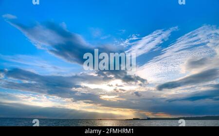 Ciel spectaculaire au coucher du soleil sur la mer Banque D'Images