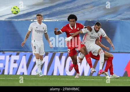 Madrid, Espagne. 9 mai 2021. Karim Benzema (R) du Real Madrid est en présence du Jules Kounde (C) de Séville lors d'un match de football de la ligue espagnole entre le Real Madrid et le Sevilla CF à Madrid, Espagne, le 9 mai 2021. Crédit: Edward F. Peters/Xinhua/Alay Live News Banque D'Images