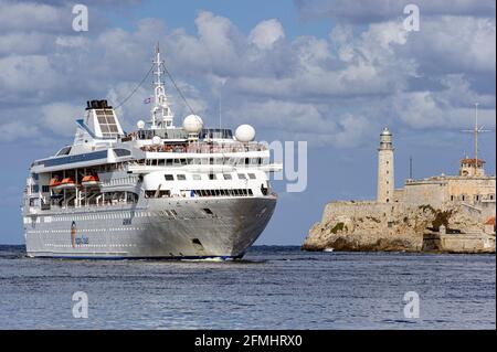 Bateau de croisière dans le port de La Havane en passant Morro Castle et le phare. Banque D'Images