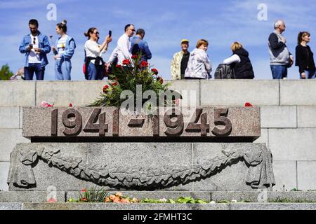 Berlin, Allemagne. 9 mai 2021. Les gens se rassemblent au Mémorial soviétique de Treptower Park pour marquer le 76e anniversaire de la fin de la Seconde Guerre mondiale en Europe, connue sous le nom de victoire en Europe Day, à Berlin, capitale de l'Allemagne, le 9 mai 2021. Credit: Stefan Zeitz/Xinhua/Alay Live News Banque D'Images