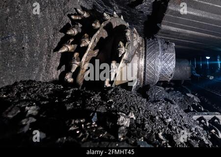 Tête de forage Shearer dans une mine de charbon Banque D'Images