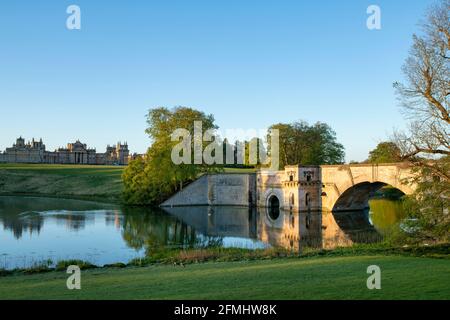 Sir John Vanbrughs Grand Bridge dans le domaine du Palais de Blenheim au printemps au lever du soleil. Palais de Blenheim, Woodstock, Oxfordshire, Angleterre Banque D'Images