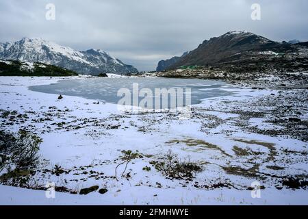 Lac en montagne. Penga Teng TSO ou PT TSO. Lac de haute altitude à 12000 pieds, à 23 km de la ville de Tawang, Himalaya oriental de l'Arunachal Pradesh. Banque D'Images