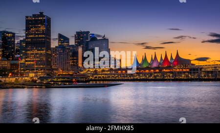 Heure bleue après le coucher du soleil sur le port et les voiles colorées de Canada place, le terminal de bateaux de croisière sur le front de mer de Vancouver, Canada Banque D'Images