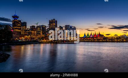 Heure bleue après le coucher du soleil sur le port et les voiles colorées de Canada place, le terminal de bateaux de croisière sur le front de mer de Vancouver, Canada Banque D'Images