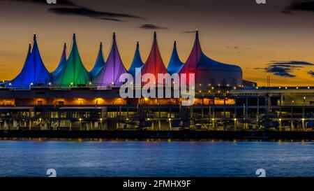 Heure bleue après le coucher du soleil sur le port et les voiles colorées de Canada place, le terminal de bateaux de croisière sur le front de mer de Vancouver, Canada Banque D'Images