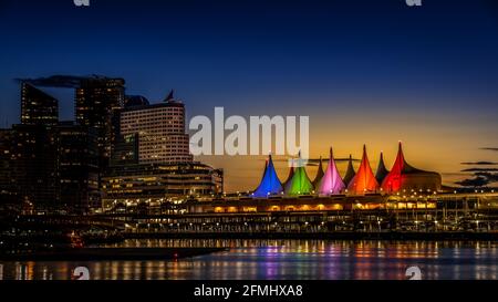 Heure bleue après le coucher du soleil sur le port et les voiles colorées de Canada place, le terminal de bateaux de croisière sur le front de mer de Vancouver, Canada Banque D'Images