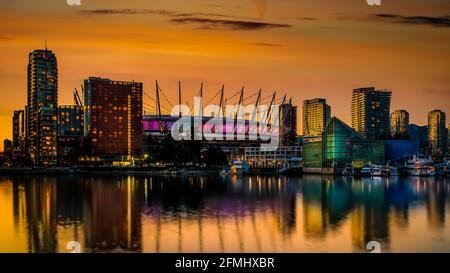 Orange Sky from the Sun, qui donne sur BC place et le Vancouver Yale Town Skyline sur la rive nord de False Creek, Colombie-Britannique, Canada Banque D'Images