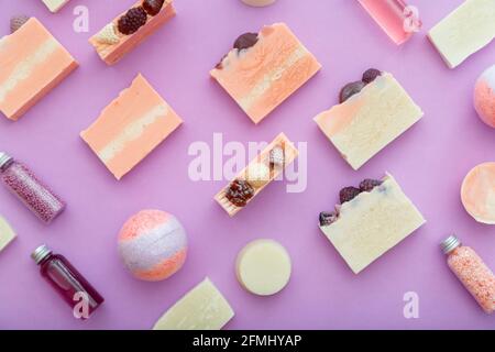 Bain d'aromathérapie beauté produits cosmétiques motif pour le soin de la peau du corps bien-être. Bain bombe perles huile savon naturel articles de toilette d'hygiène. Flat Lay rose Banque D'Images