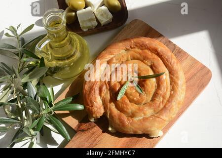 Spanakopita grecque ou tarte en spirale faite de pâte phyllo, épinards. Tarte traditionnelle à la pâte phyllo au fromage feta. Banque D'Images