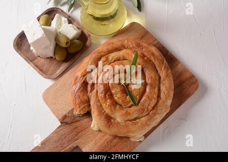 Spanakopita grecque ou tarte en spirale faite de pâte phyllo, épinards. Tarte traditionnelle à la pâte phyllo au fromage feta. Banque D'Images