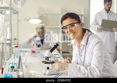 Portrait d'une femme scientifique heureuse et réussie travaillant dans un laboratoire de recherche moderne Banque D'Images