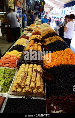 Fruits secs exposés par un vendeur au marché de Mahane Yehuda à Jérusalem. Banque D'Images