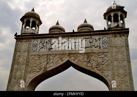 Vue partielle sur le sanctuaire de Hazratbal ou Dargah Sharif, Hazratbal, Srinagar, Jammu-et-Cachemire, Inde Banque D'Images