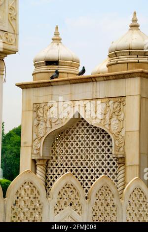 Vue partielle sur le sanctuaire de Hazratbal ou Dargah Sharif, Hazratbal, Srinagar, Jammu-et-Cachemire, Inde Banque D'Images