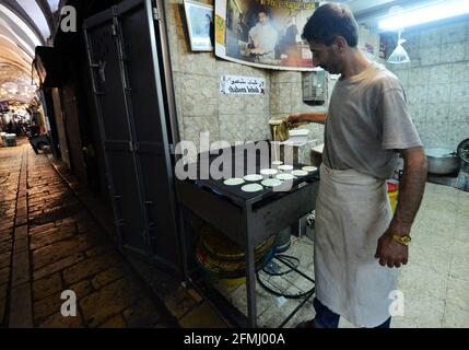 Un homme palestinien préparant Atayef (Qatayef) - UN dessert traditionnel Populaire pendant le mois Saint du Ramadan et particulièrement pendant EID Al Fitr vacances Banque D'Images