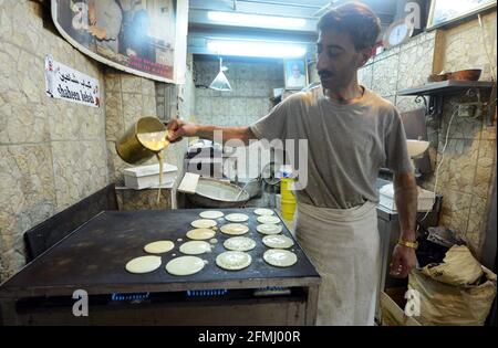 Un homme palestinien préparant Atayef (Qatayef) - UN dessert traditionnel Populaire pendant le mois Saint du Ramadan et particulièrement pendant EID Al Fitr vacances Banque D'Images