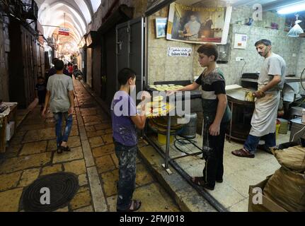 Un homme palestinien préparant Atayef (Qatayef) - UN dessert traditionnel Populaire pendant le mois Saint du Ramadan et particulièrement pendant EID Al Fitr vacances Banque D'Images