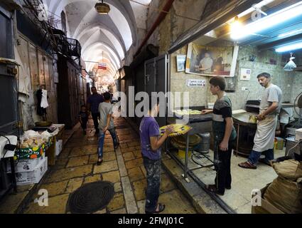 Un homme palestinien préparant Atayef (Qatayef) - UN dessert traditionnel Populaire pendant le mois Saint du Ramadan et particulièrement pendant EID Al Fitr vacances Banque D'Images