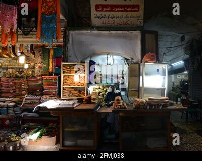 Un palestinien qui vend du pain Ka'ak de sa petite boutique dans le Qt musulman. Dans la vieille ville de Jérusalem. Banque D'Images