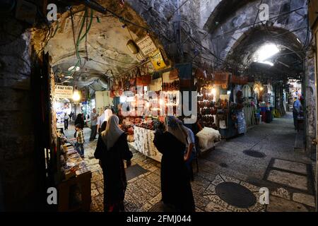 Les vieux marchés dynamiques dans le quartier musulman de la vieille ville de Jérusalem. Banque D'Images