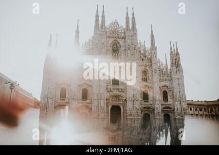 Ancienne église de maçonnerie extérieure avec ornement entre les bâtiments sous brillant Ciel à Milan Italie Banque D'Images