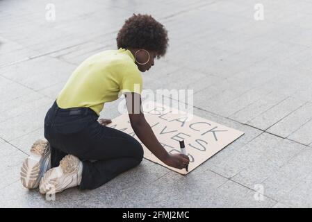 Vue latérale à grand angle de l'écriture militante afro-américaine Les vies noires comptent et font la plaque pour protester contre le racisme en ville Banque D'Images