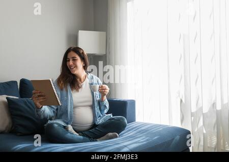 Vue latérale de l'homme ethnique principal focalisé peignant des brins de client féminin avant de teindre en technique de mise en balles Banque D'Images