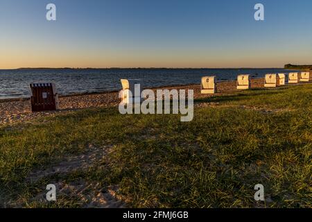 Soirée en mer Baltique, avec chaises de plage et la plage à Zierow, Mecklenburg-Ouest Pomerania, Allemagne Banque D'Images