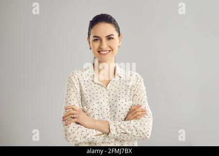 Femme millénaire souriante portrait de tête de studio isolé sur fond gris Banque D'Images