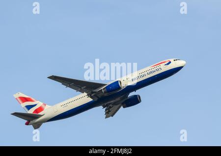 L'avion de ligne Boeing 767 de British Airways G-BZHB monte après le décollage de l'aéroport de Londres Heathrow, Royaume-Uni, dans un ciel bleu. Vol long-courrier Banque D'Images