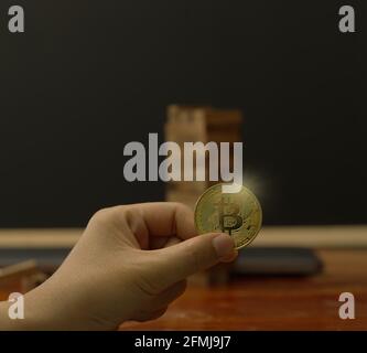 Main abstraite tenant des pièces de Bitcoin et d'Euro. Le concept de monnaie numérique pour les investissements bancaires et commerciaux mondiaux. Banque D'Images
