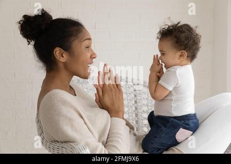 Une maman afro-américaine aimante joue avec sa petite fille Banque D'Images