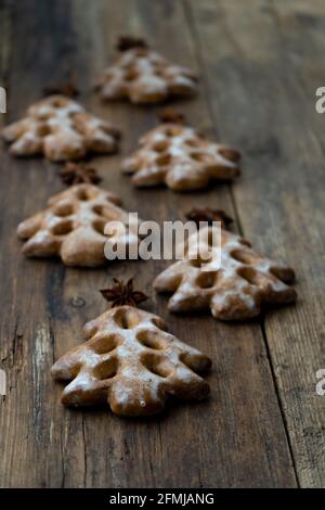 Biscuits de Noël en forme d'arbre de Noël. La nourriture du nouvel an. Étoile anis. Produits de boulangerie de fête. Pain d'épice sur la table. Répétition. Banque D'Images
