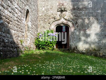 Porte latérale à la chapelle Sainte Anne, Buléon, Morbihan, Bretagne, France. Banque D'Images